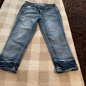 Cropped blue jeans with pocket detail